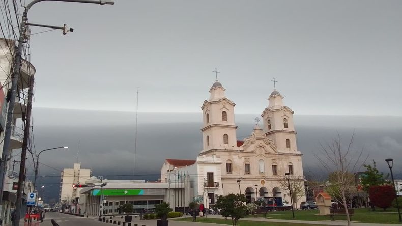 Postal de la Iglesia Nuestra Señora del Pilar momentos antes de que se desate la tormenta.&nbsp;