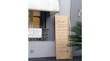 ESCRITO ESTÁ. “Atención, vidriera en reparación. 3 robos en 15 días. Hoy 2/9 nos entraron dos veces en tres horas 0.56 y 4.30”. El cartel que exhibieron desde la inmobiliaria Raíces..