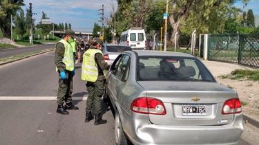 CONTROLES. Con puestos fijos y móviles, el Municipio minimizó la circulación..
