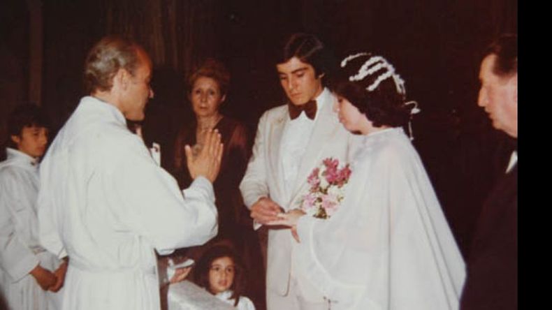 Jorge Bergoglio, quien con el tiempo ser&iacute;a el Papa Francisco, casando a los pilarenses Susana Reinoso y Carlos Carri&oacute;n en 1978.