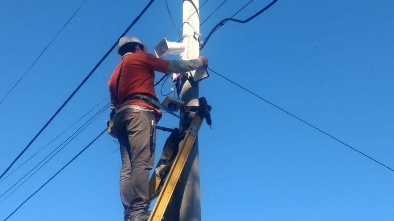 MANOS A LA OBRA. Este lunes comenzó la colocación de las alarmas..