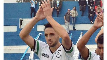 ¿LLEGA? Carlos Perrona en día del debut. Tuvo que salir en el entretiempo..