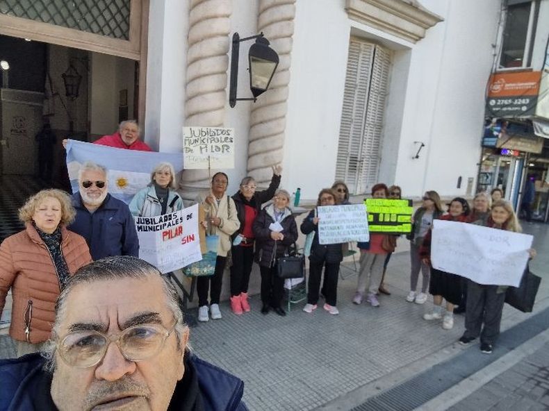 RECLAMO. Jubilados piden aumentos en el MUnicipio.