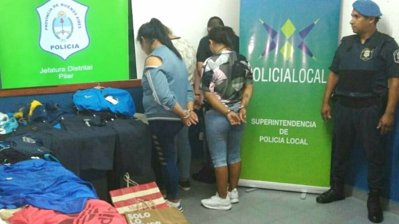 Detenidos. Los cuatro integrantes de la banda sustrajeron prendas por una suma superior a los $60 mil. .