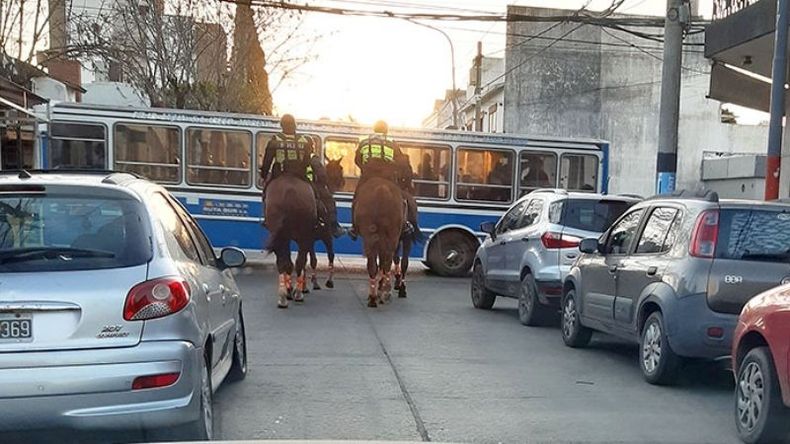 #Pilar, todo bien con la Caballería en el centro de la ciudad. Pero es necesario llevar el tráfico lento y no dejan pasar? Filas de autos porque ellos son los dueños de la calle parece. SERGIO GONZALEZ / @supergonzalezok..