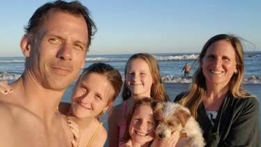 Martín junto a su mujer Constanza y sus hijas Ema, Olivia y Mora, recuperando la calma después del duro trance que les tocó vivir. .