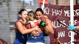 FELICIDAD. Las jugadoras de Deportiva Francesa C festejan un triunfo clave. FELICIDAD. Las jugadoras de Deportiva Francesa C festejan un triunfo clave.