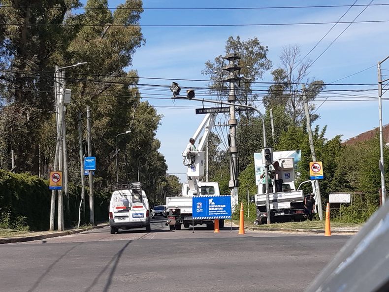 El Municipio repara el semáforo de ruta 25 y Chubut.