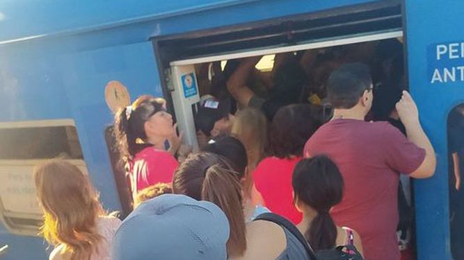 Apretaditos. Así viajamos los pasajeros del tren San Martín, todos los santos días. Imagínense qué agradable con estas altas temperaturas.