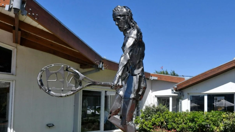 Se restauró la escultura de Guillermo Vilas en Mar del Plata. (Prensa Náutico)..png