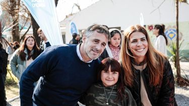 RECORRIDA. Achával y Peralta charlaron con los vecinos de El Rocío.