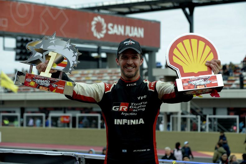 PASARON 4 AÑOS. Rossi posa con sus trofeos tras volver a ganar en el TC.