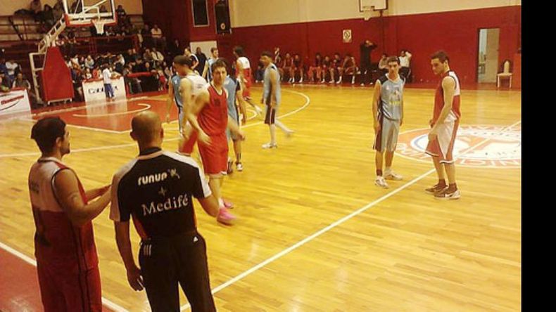 (Matías Bravo). Luis Díaz abre el juego ante Pergamino. El Chavo terminó con 14 puntos..