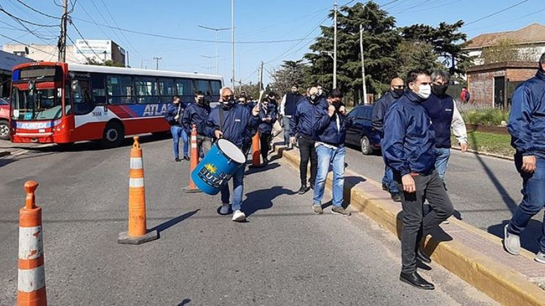 BOMBO. La protesta se inició en Tratado del Pilar y se trasladó a la Panamericana..