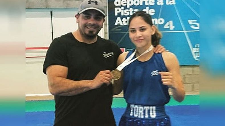 DORADA. Celeste con su medalla junto al profe Suárez..