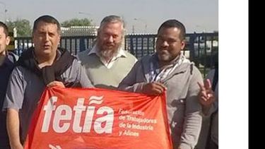 REGRESO. Humaño (izq), con su abogado, Juan Carey, y el concejal K Juan Luna..
