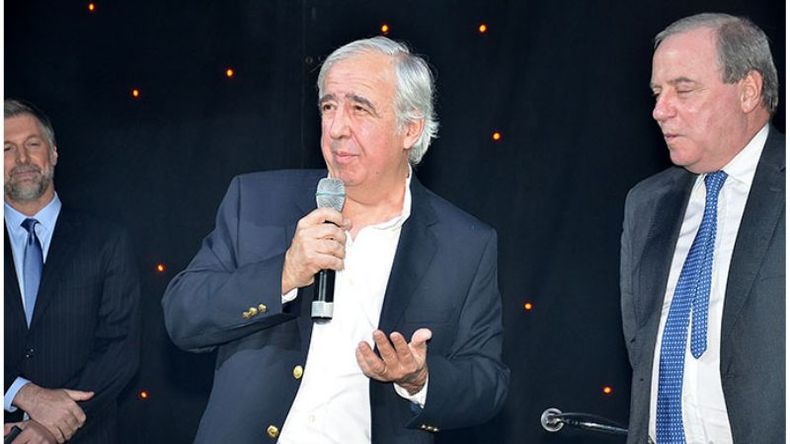 SAUD. El director del Austral, José Luis Puiggari, con el titular de la fundación, Carlos Coto..