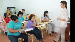 FINES. Adultos estudian en la sede que funciona en el hospital..