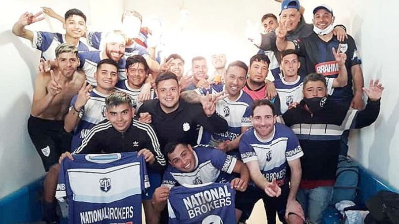 LÍDER. Flecha superó 2-0 a Asociación Toro, en Derqui y festejó el triunfo en el vestuario..