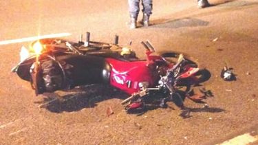 GRAVE. Un motociclista resultó gravemente herido al impactar contra la parte trasera de un auto, el jueves a la noche, en el kilómetro 45,5 de Panamericana sentido a Provincia. Los vehículos involucrados fueron una motocicleta marca Yamaha 250 cc roja que se desplazaba sin patente, que impactó en la parte trasera izquierda de una camioneta Ki Sportage blanca, conducida por una mujer de 44 años..