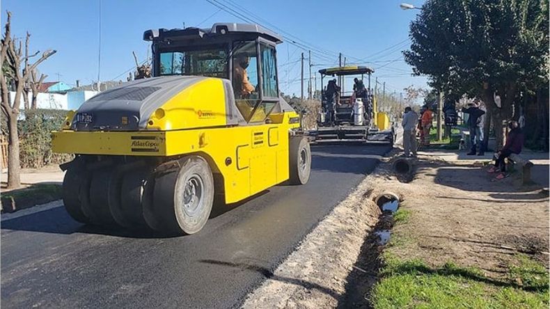 MÁQUINAS. Los trabajos de pavimentación volvieron a Derqui..