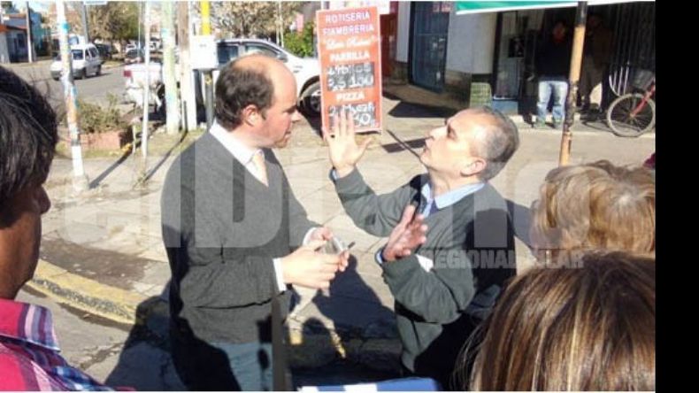 ACALORADO. Reclamo de un vecino al secretario de Obras Públicas..