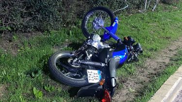 La moto en la que se desplazaba el motociclista fallecido quedó tendida a 50 metros del cuerpo del joven.&nbsp;