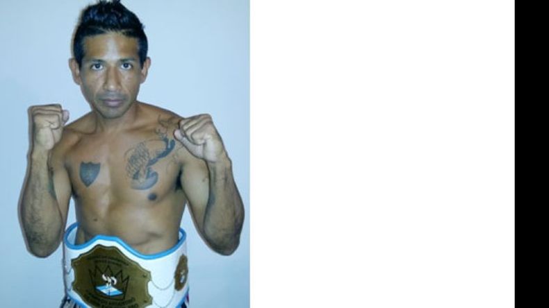 CAMPEÓN. Medina posa con el cinturón nacional de Master 64 kilos..