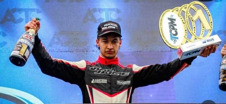 LÍDER. Jaime festeja con el champán y el trofeo su tercer triunfo en 2025.