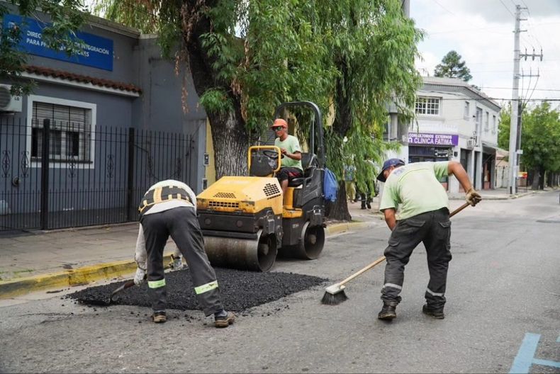 OBRAS. El Municipio retomó los trabajos de bache en las calles donde se notaba el deterioro.