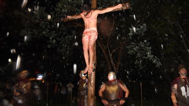 emotiva representacion del via crucis en pilar