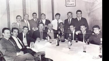 25 de agosto de 1963. Bar “El Sauce”, de doña Chicha Rivero. Estaba situado en Lorenzo López al 600. Lugar elegido para reuniones de amigos y colegas. En la foto, festejo del Día del Peluquero. Sentados de izq. a der.: Ernesto Loraschi, Omar Moyano, Hugo Paty Manzanares, Molina y Quevedo (de San Miguel), Agüero (San Martín), Pedro Grilo, Ramón Silva y Hugo el Gallego Fernández. Parados: Cataldo Musci, Julio Crifasi, Banegas (San Miguel), Rolo Calderón, Alesio Ferraud (mozo) y dos pel.