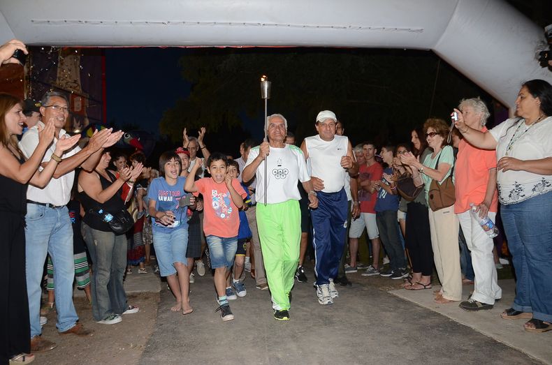 Roberto Carlos Torres en la inauguración del corredor aeróbico con su nombre, llevando la antorcha.