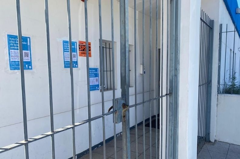 REJAS. Aysa ya no tiene atención al público en Pilar.