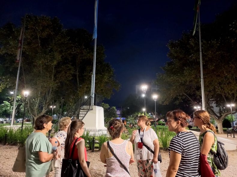 MÁSTIL. El paseo incluye referencias históricas del casco céntrico.