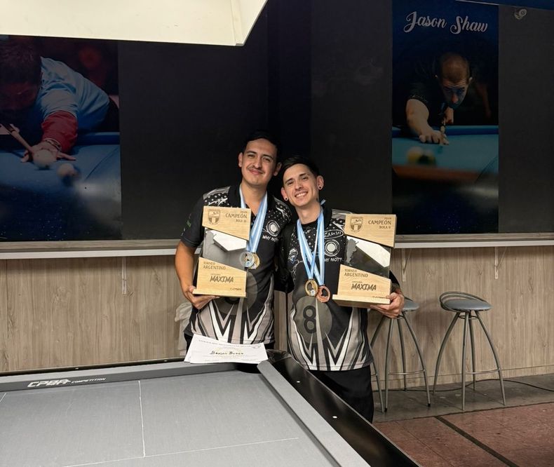 MONARCAS. Braian e Ignacio Block posan con sus trofeos logrados en Comodoro Rivadavia.