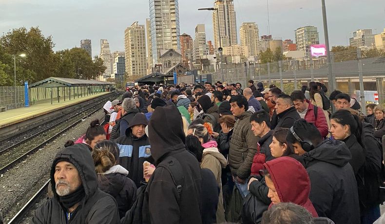 Las estaciones de trenes permanecen abarrotadas de pasajeros. Foto ilustrativa.