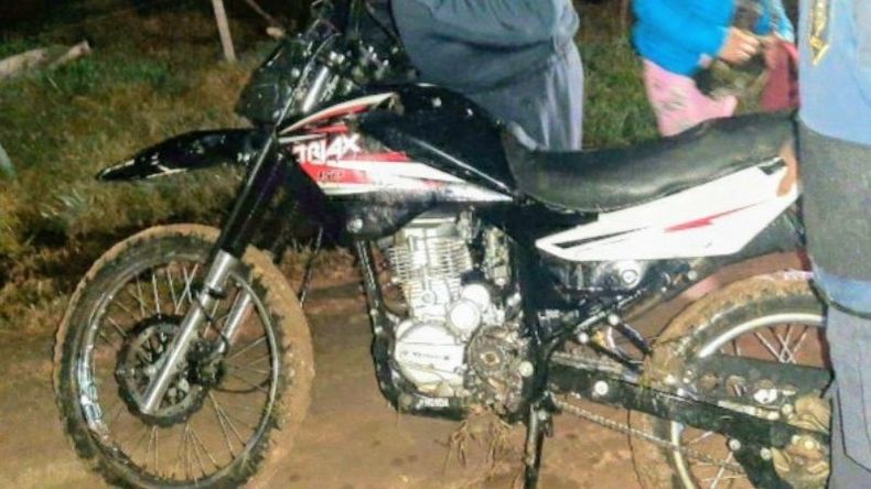 Una de las motos utilizadas por los delincuentes para cometer el robo. .