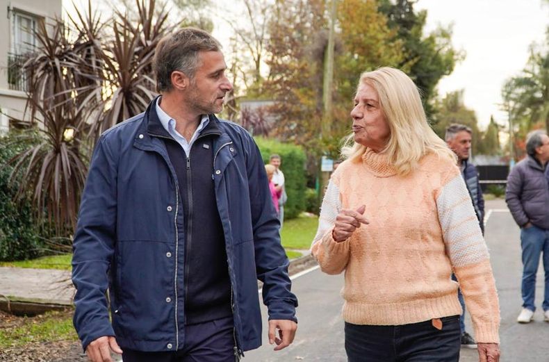CON VECINOS. Achával acrecentó sus recorridas por las obras en los barrios.