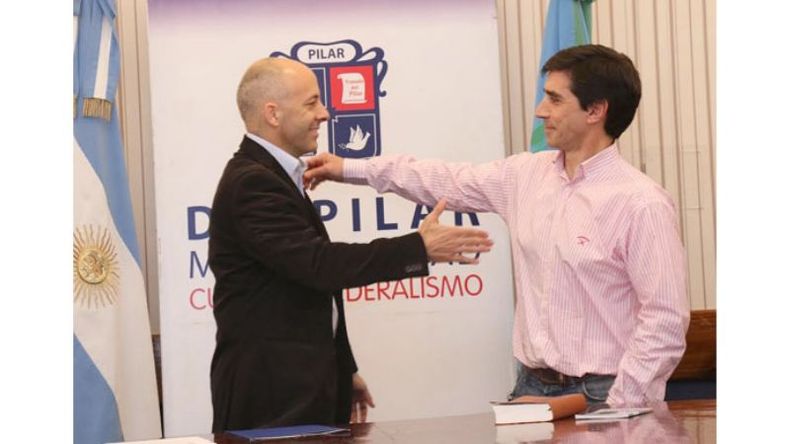 ABRAZO. Lagomarsino dejó la banca que ocupó en el Concejo Deliberante..