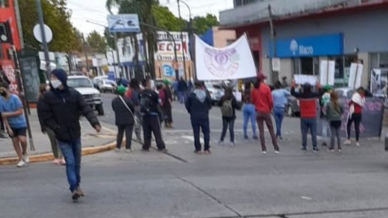 A PESAR DE LA CUARENTENA. Los manifestantes, en la Fiscalía..