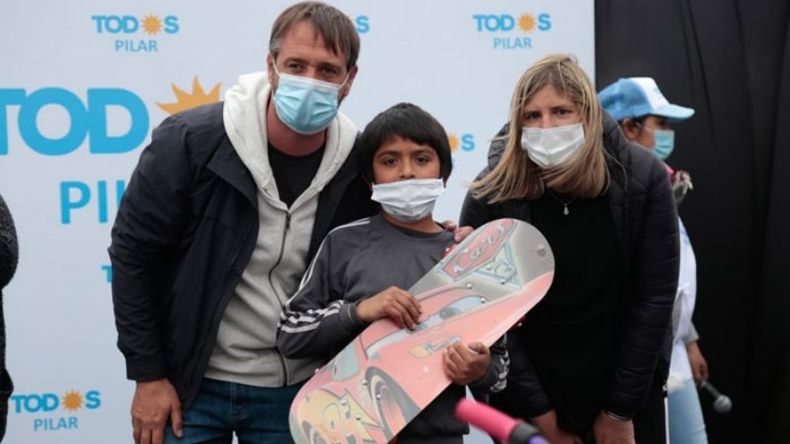 SOBRE RUEDAS. Laurent y Paula González, en la plaza de Los Cachorros, dónde compartieron actividades con los chicos ..