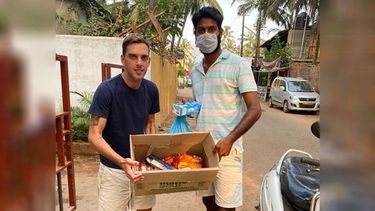 EN LA CALLE. Ricardo Malvino, en su lucha diaria por conseguir alimentos. (Foto: Metro 95.1)..