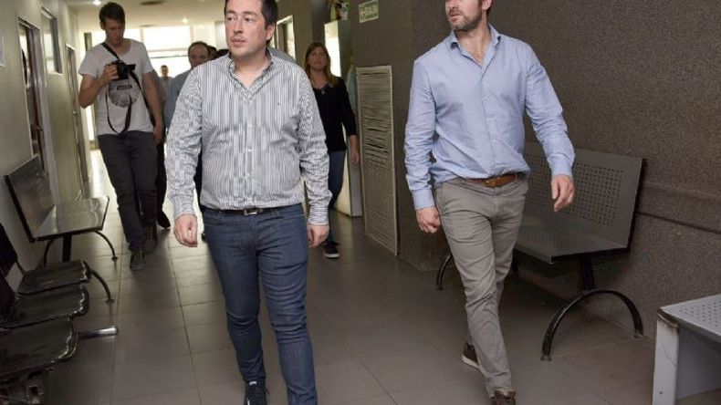 VISITA. Achával recorrió con Nardini el sistema de salud de Malvinas..