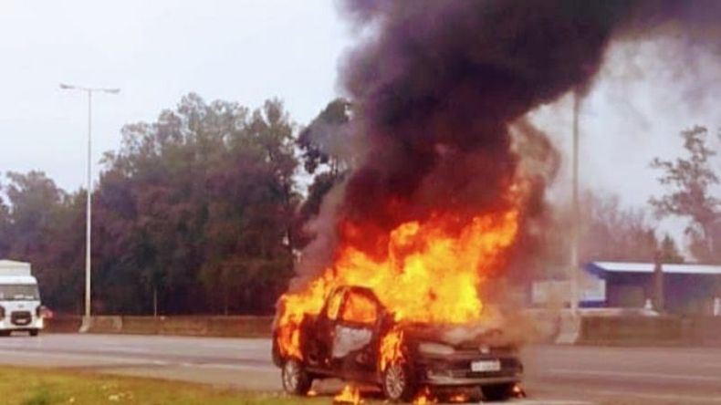 El incidente se produjo sobre la autopista Pilar-Pergamino, a la altura de la localidad de Fátima. Foto @juancaimpacto.
