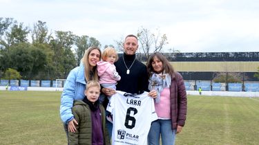 GRACIAS RUSO. Lara posa con la camiseta junto a su familia.