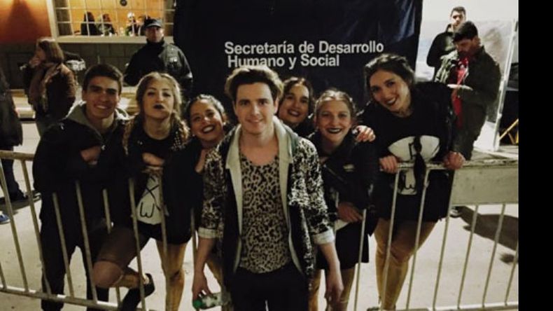 ACOMPAÑADO. Adriel Montanari tuvo a las chicas de la escuela de danzas Crew bailando durante su presentación..