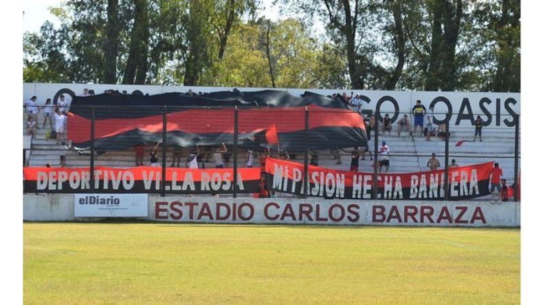 Súper Embanderados. El Súper Depor también tiene sus súper banderas que coparon el estadio Carlos Barraza, en las semifinales del reducido de la Liga Escobarense. Villa Rosa venció 1-0 a Atlético y se instaló en la final por el boleto al Torneo Federal C para que disfruten sus seguidores..