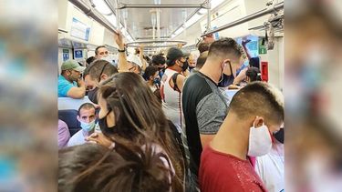 La culpa de los contagios la tenemos los pibes por salir un rato a la noche, no el Gobierno que no puede manejar ni la frecuencia de un tren en plena pandemia, no? @AugustFuentes. .