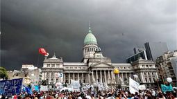 RECLAMO. El Congreso fue la primera parada de la marcha de los trabajadores..